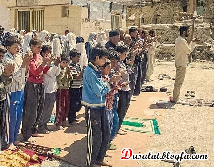 نماز جماعت به امامت شهید محسن حججی در مناطق محروم